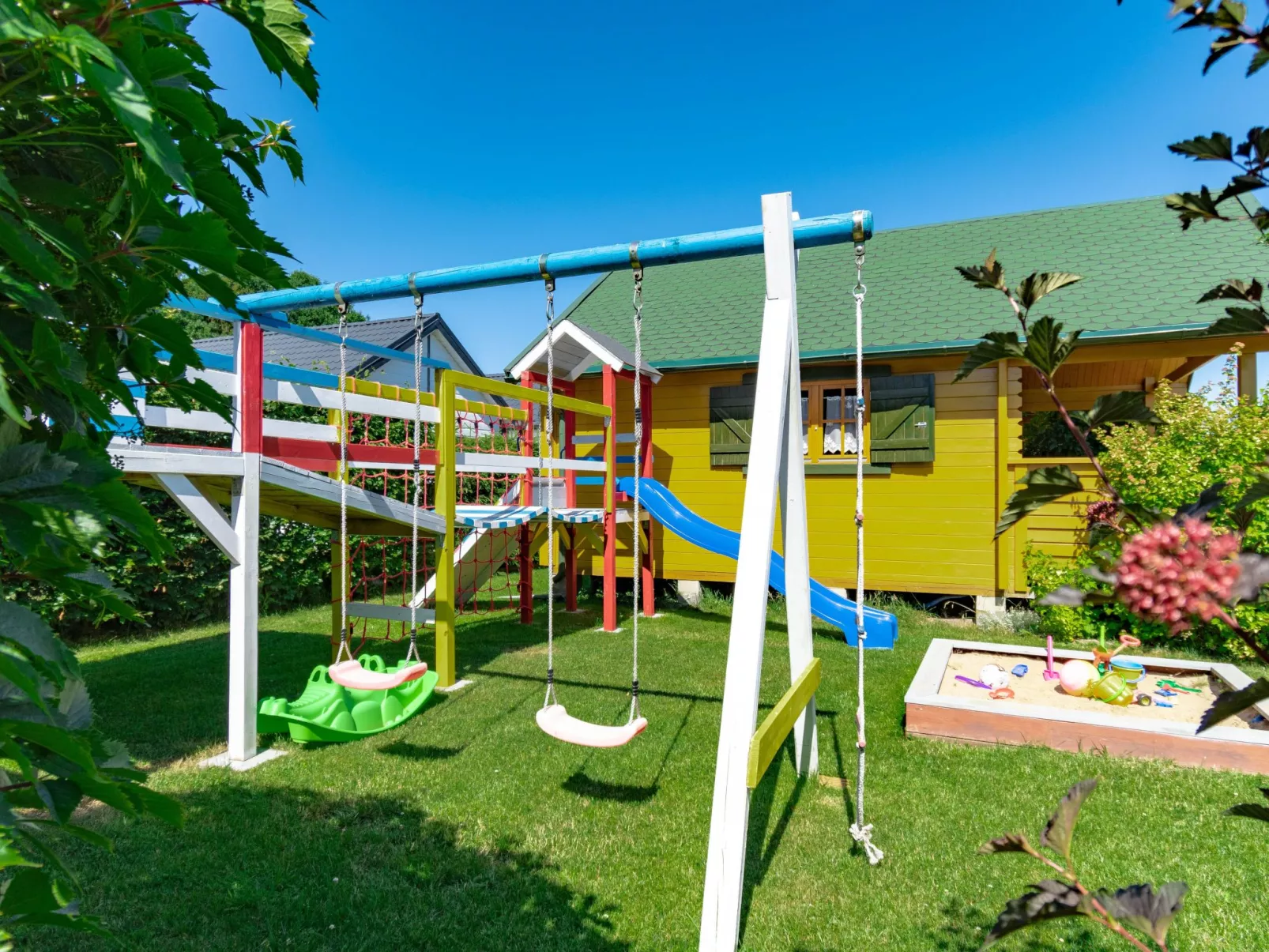 Gemütliches Holzferienhaus mit Grill und Garten-Buiten