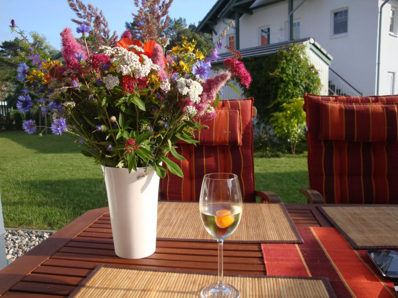 In Peenemünde mit Gepflegtem Garten-Buiten