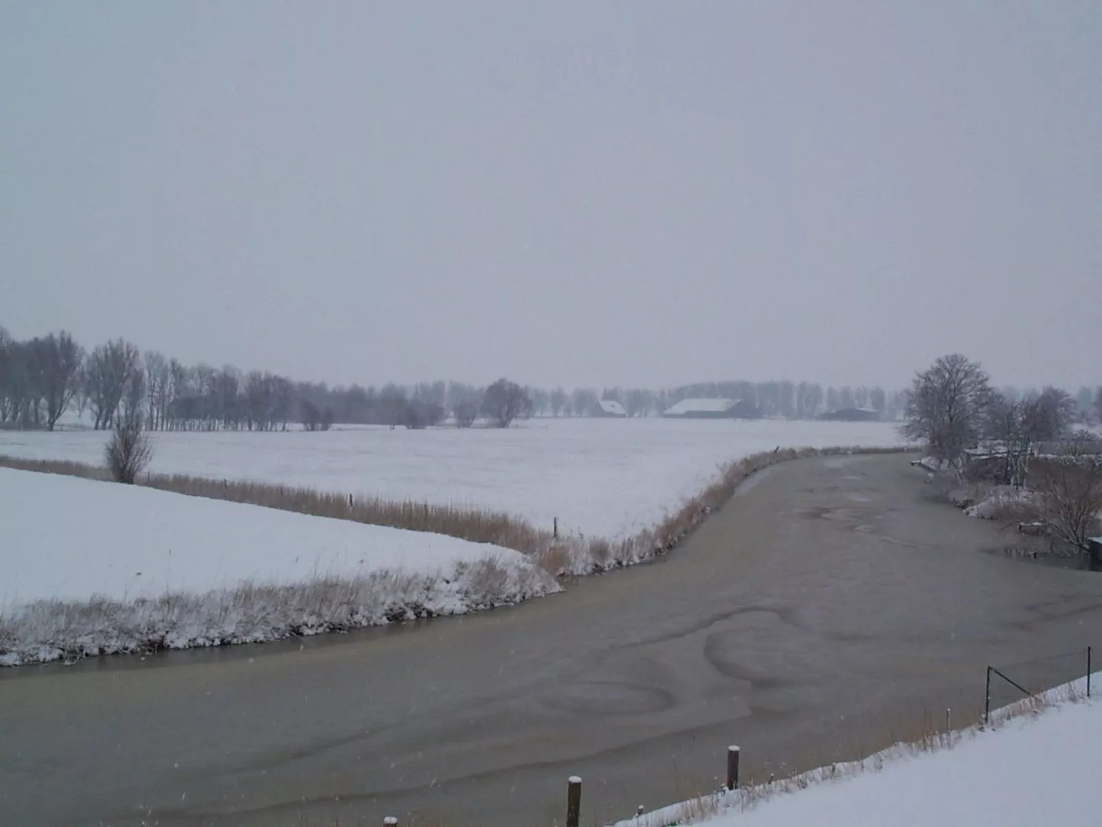 In Grimersum mit Schöner Terrasse-Buiten
