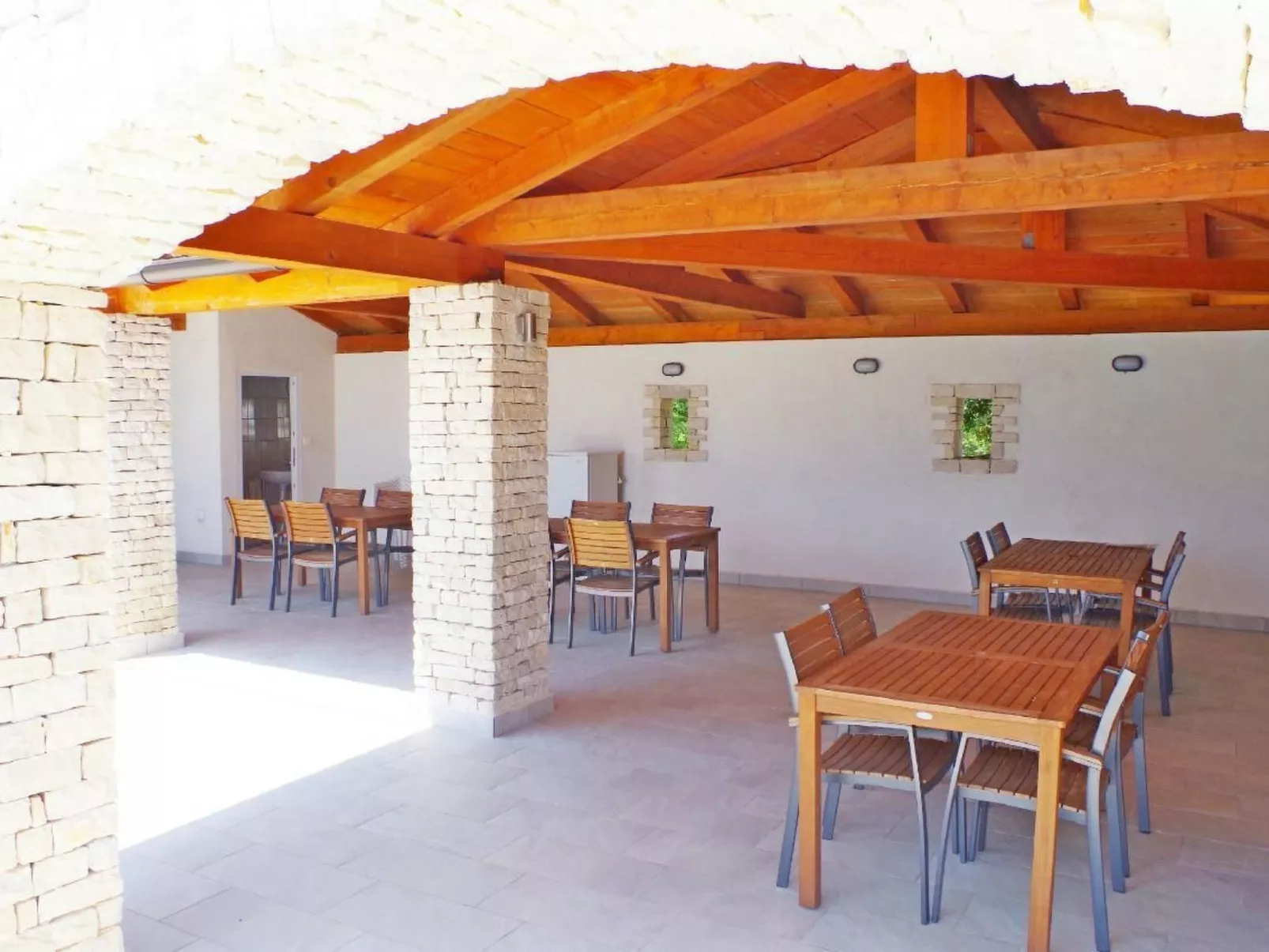 Appartement in Rakalj mit gemeinsamem Pool, Terrasse und Grill-Binnen