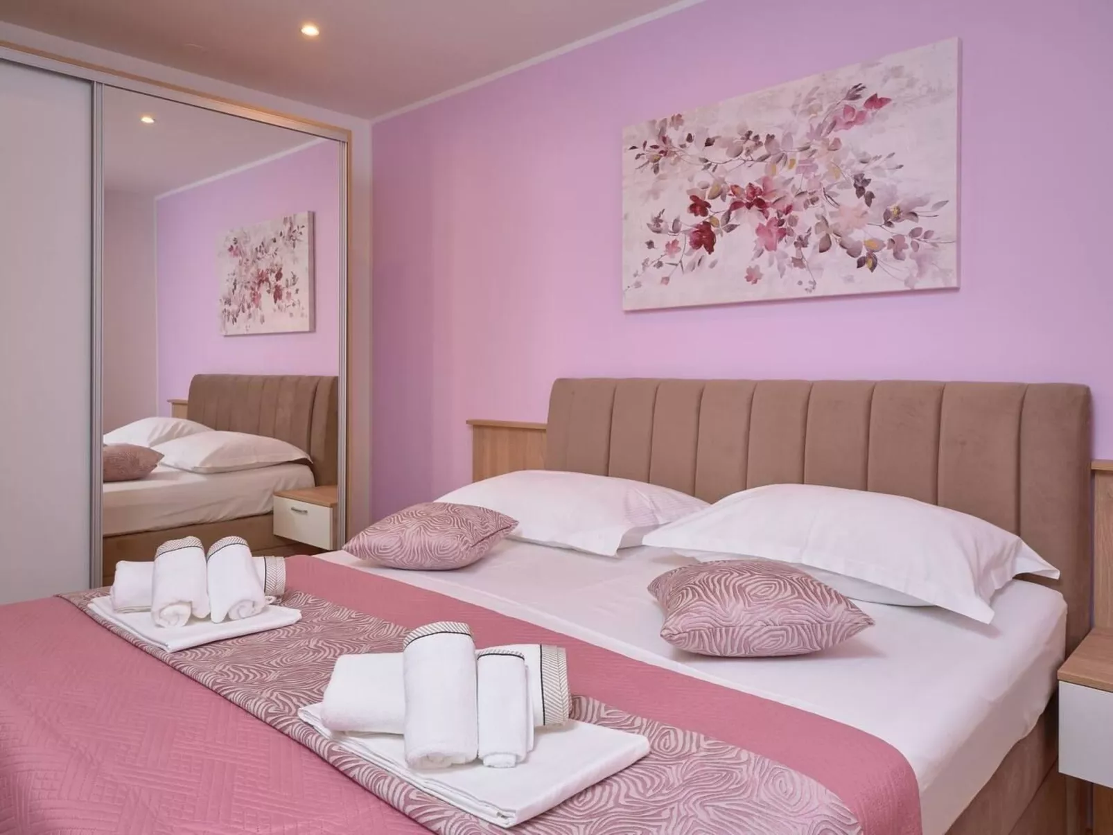 M Ganze Etage in einem geräumigen Haus mit Pool-Image-tags.info