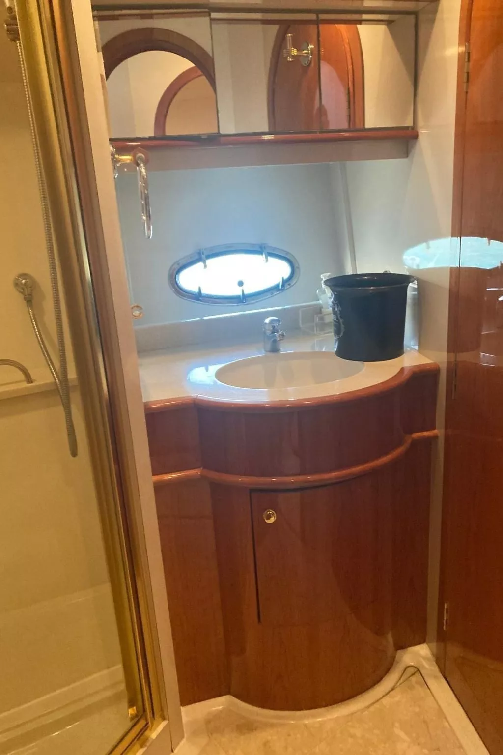 Hausboot mit Blick auf das Wasser-Image-tags.info