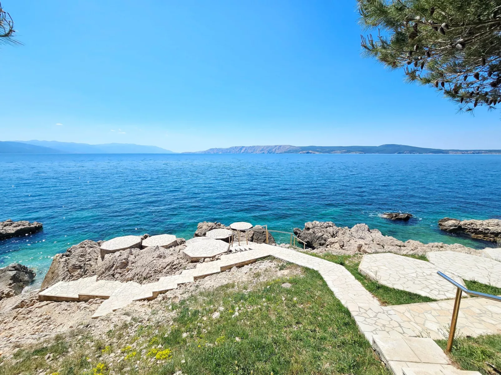 Wohnung mit Terrasse, Grill, Parkplatz-Buiten