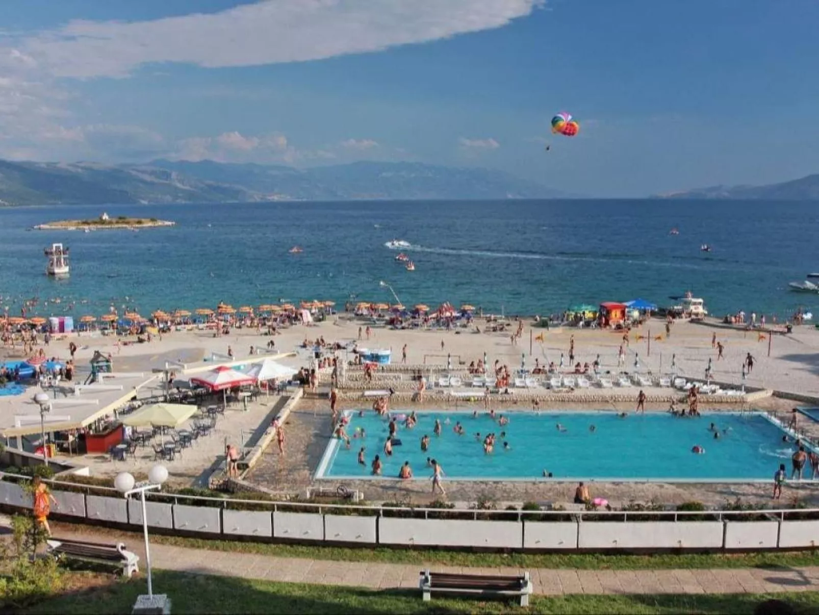 Appartement mit Balkon und Meerblick-Buiten