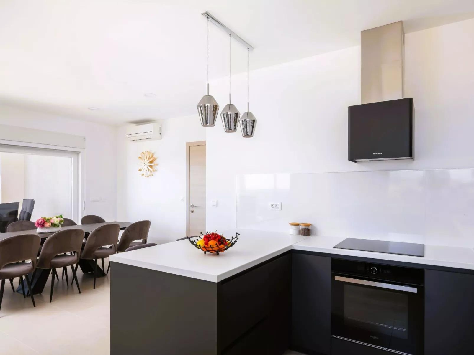 Luxuriöse Villa Dolce Vita direkt am Meer mit privatem Pool und Parkplatz-Binnen