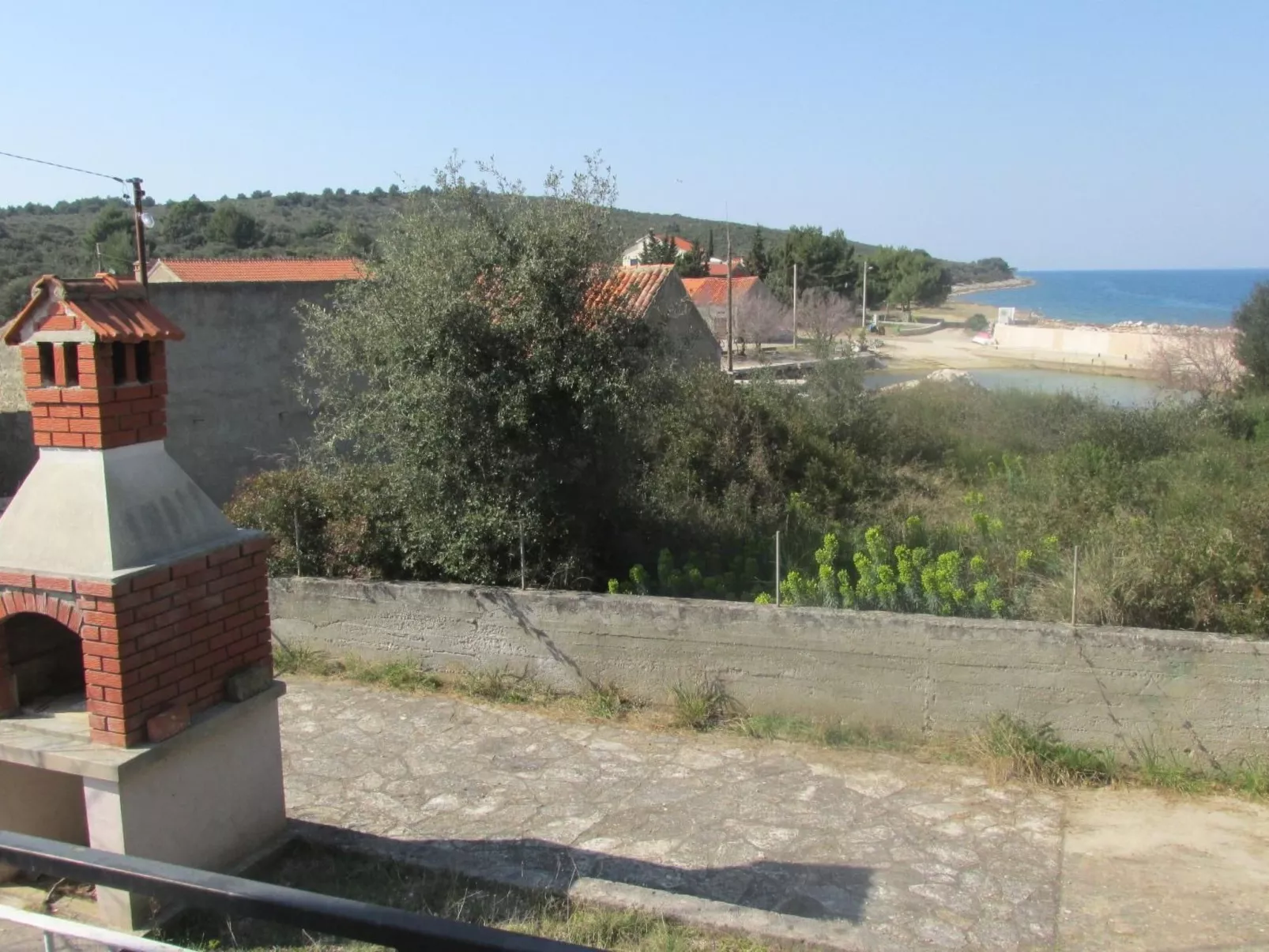 Haus in Ugljan mit Terrasse, Garten und Barbecue-Buiten