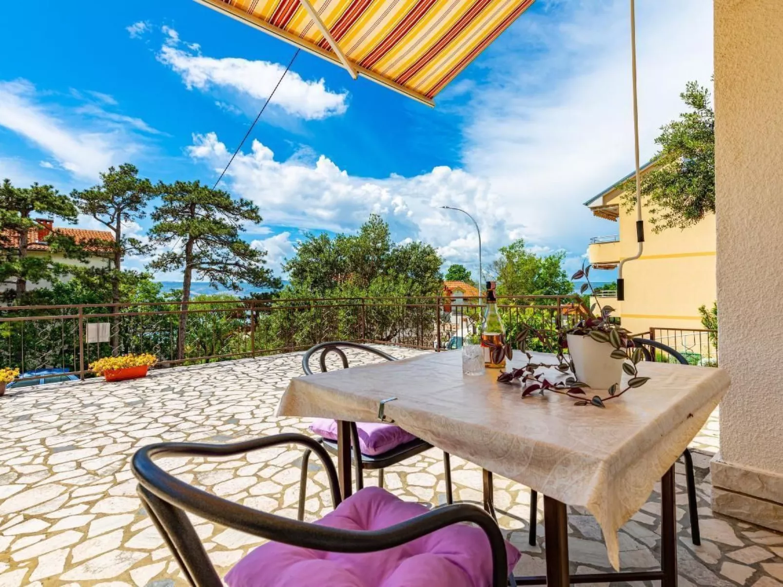 In Novi Vinodolski mit Terrasse und Meerblick-Buiten