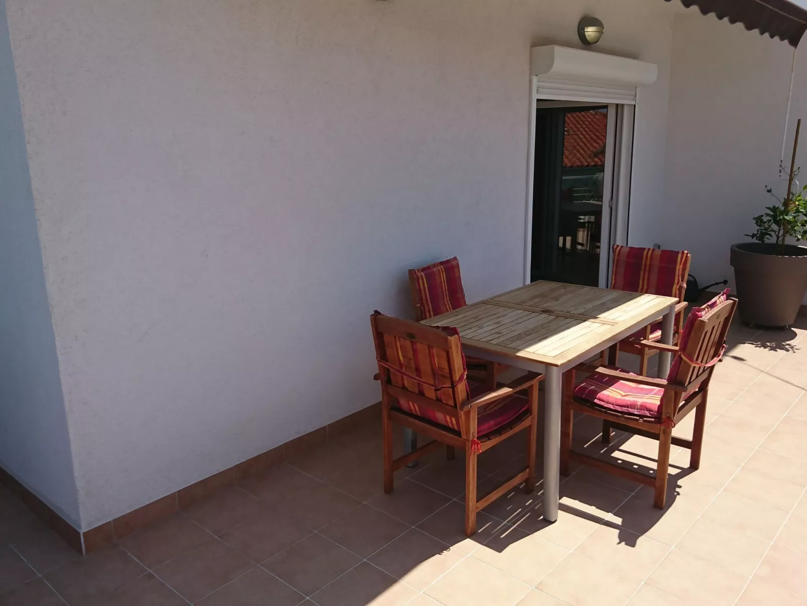 "Maya 1" mit Blick auf das Wasser-Image-tags.info