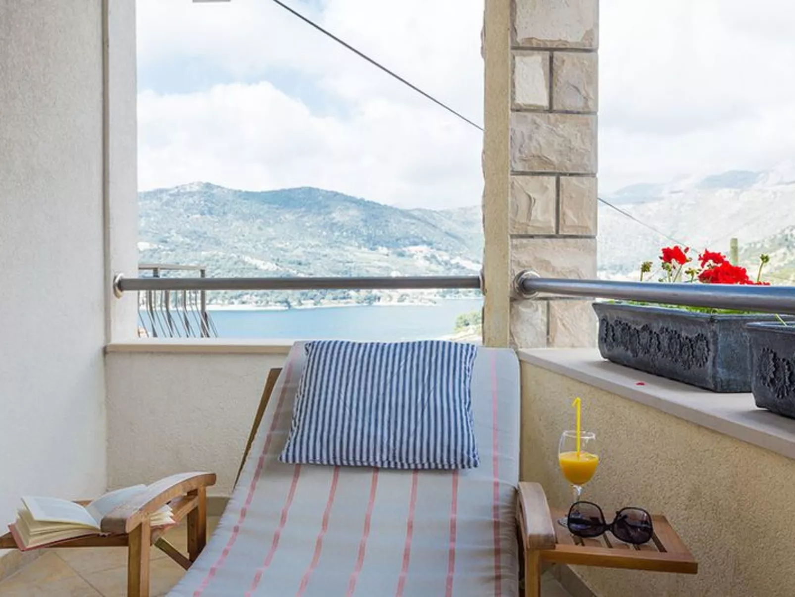 Mélanie B im ersten Stock einer Villa am Strand - Binnen