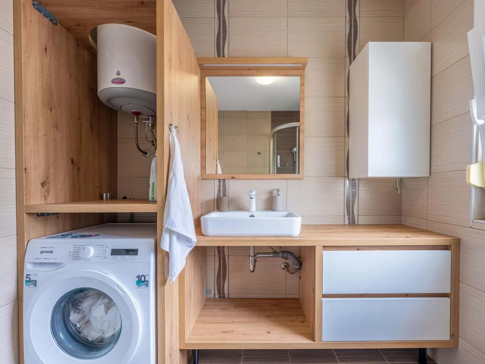 4 Schlafzimmer, 3 Badezimmer, Küche, Wohnzimmer, privater Pool, Grill-Binnen