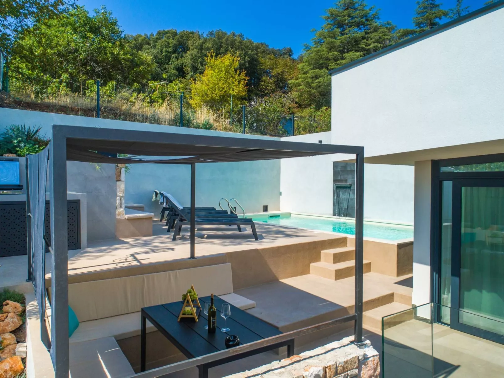 In Vintijan mit Privatem Pool-Buiten