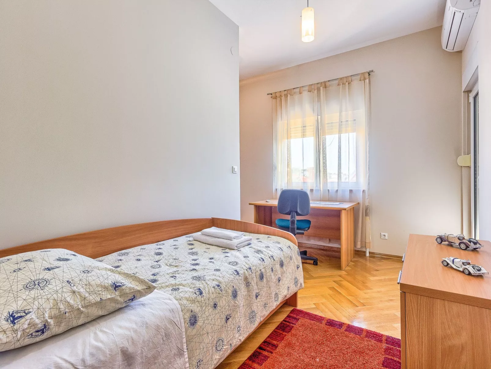 "Villa Rock" mit Blick auf das Wasser-Image-tags.info