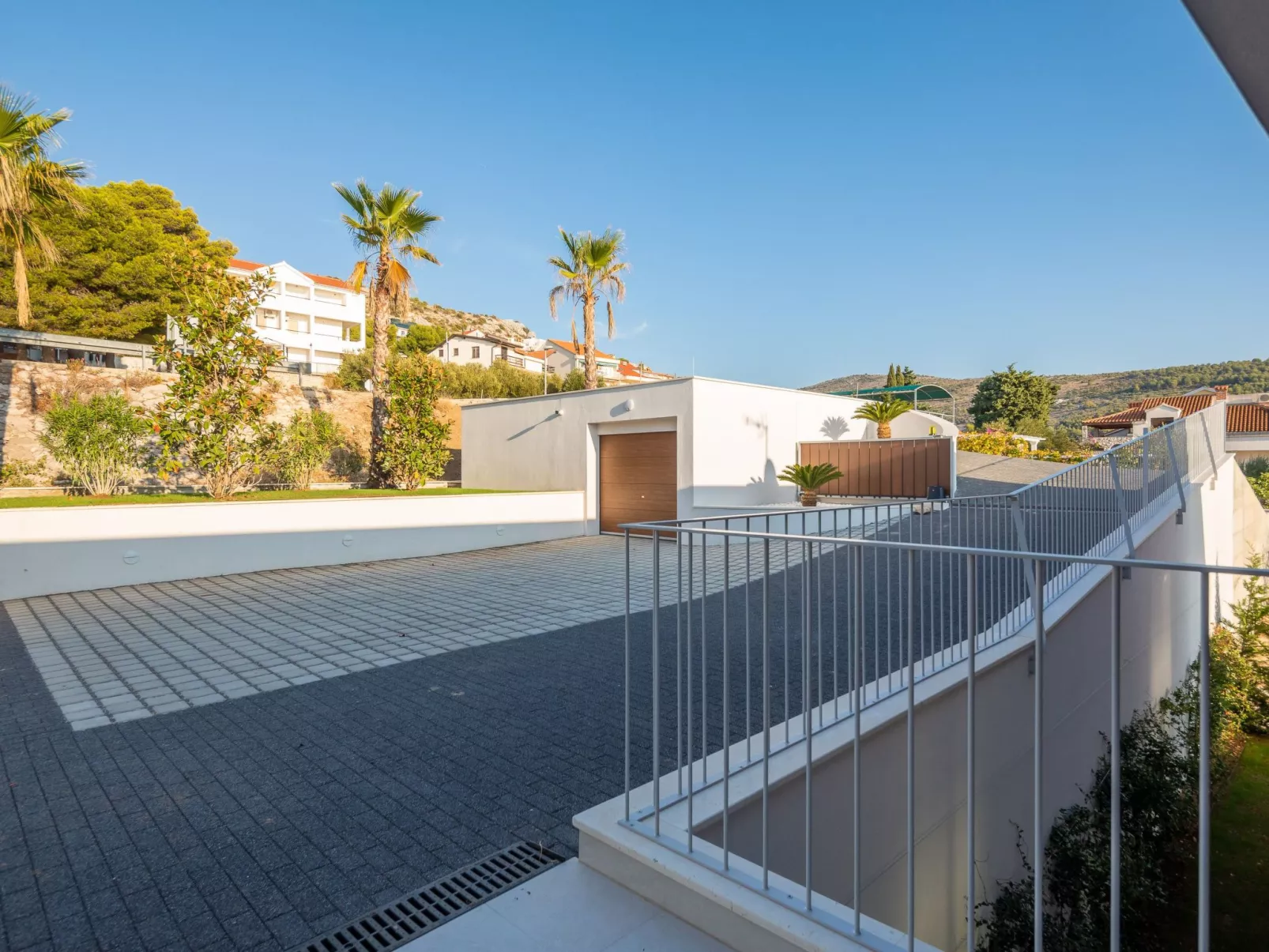 Villa mit Infinity-Pool-Binnen