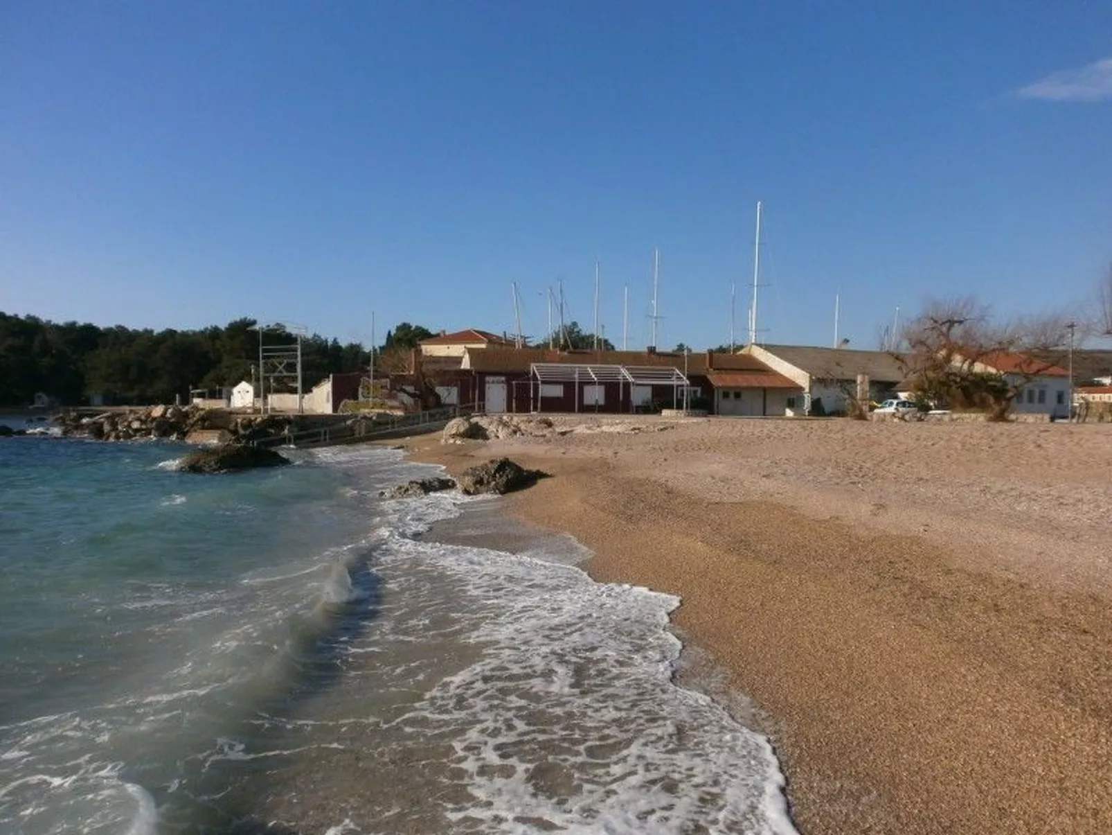Apartment mit einem kleinen Wohn- und Essbereich und Schlafzimmer-Image-tags.info