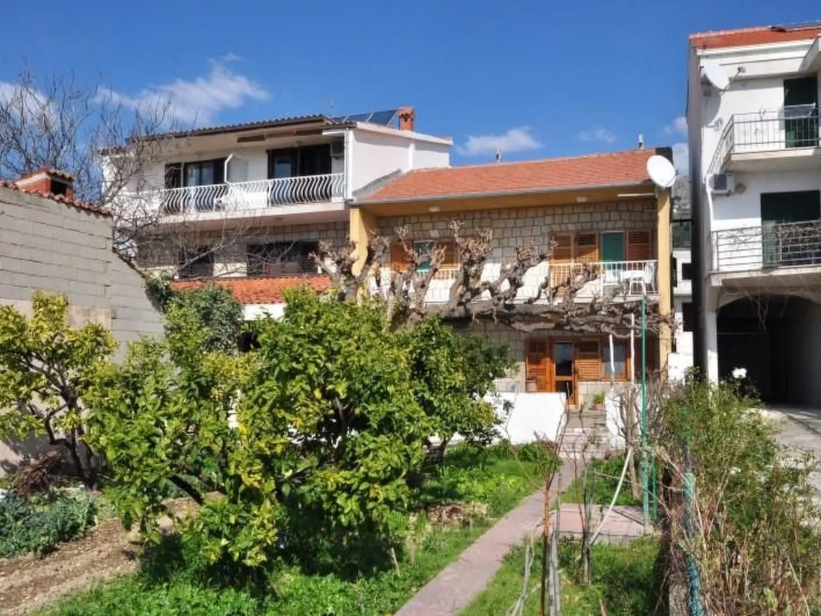 Maric mit Terrasse und Balkon-Buiten