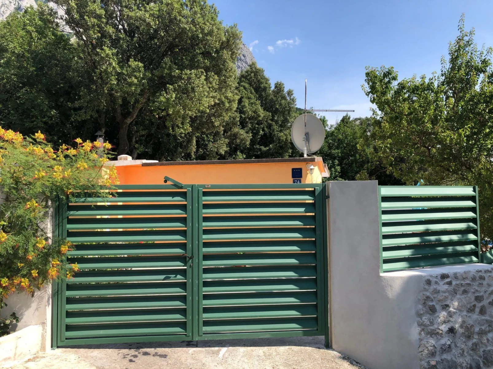 Günstiges Ferienhaus mit Pool und Meerblick-Buiten