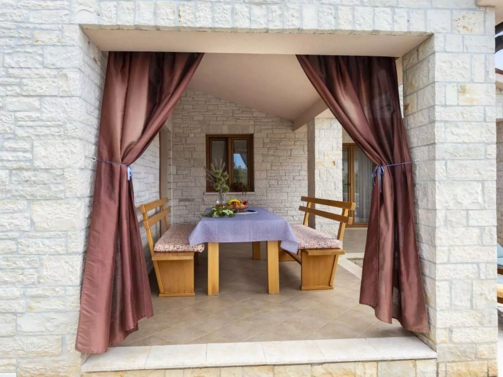 "Villa Mirela" mit Terrasse-Buiten