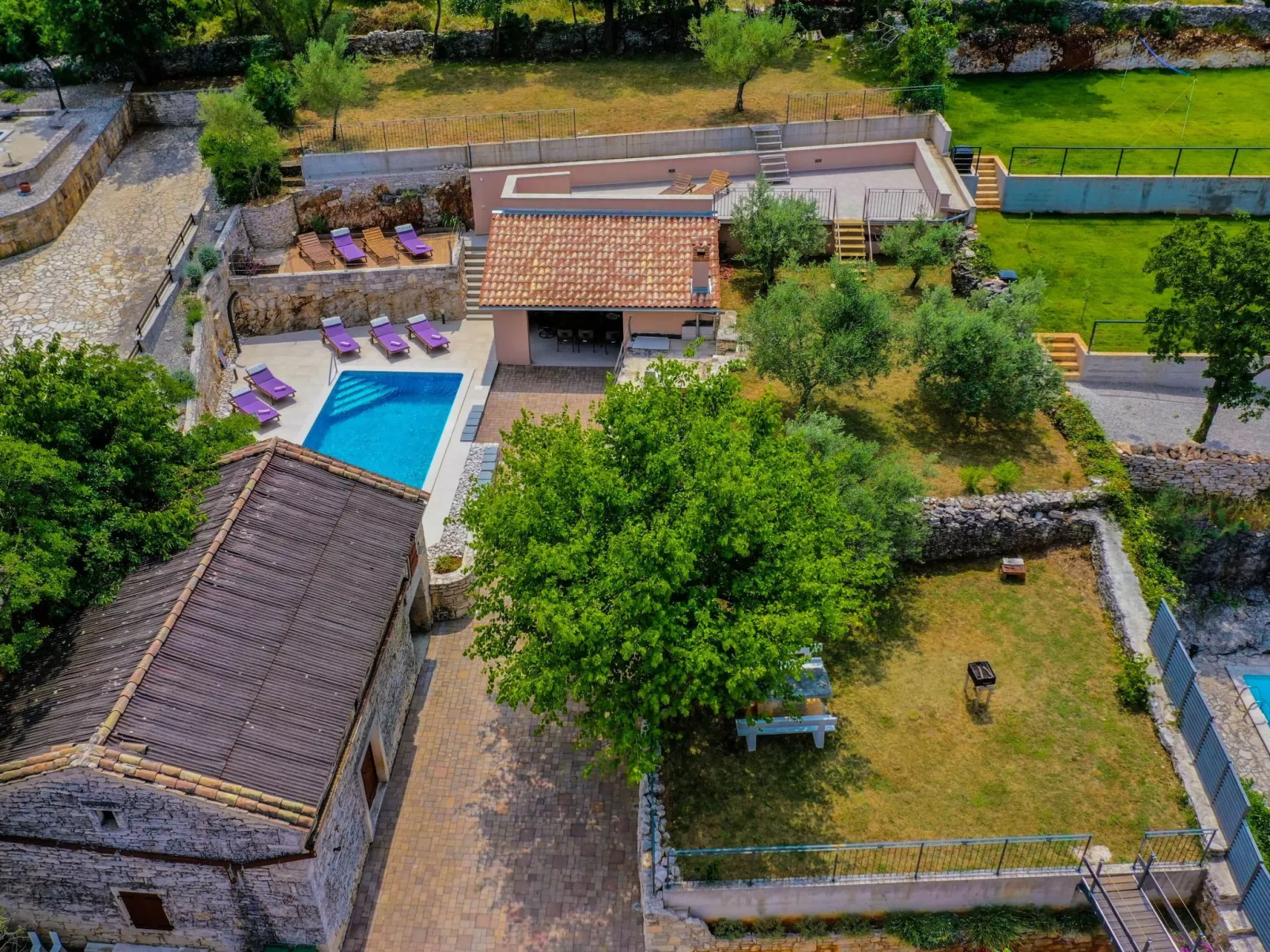 Luxuriöse Villa auf großem Privatgrundstück-Binnen