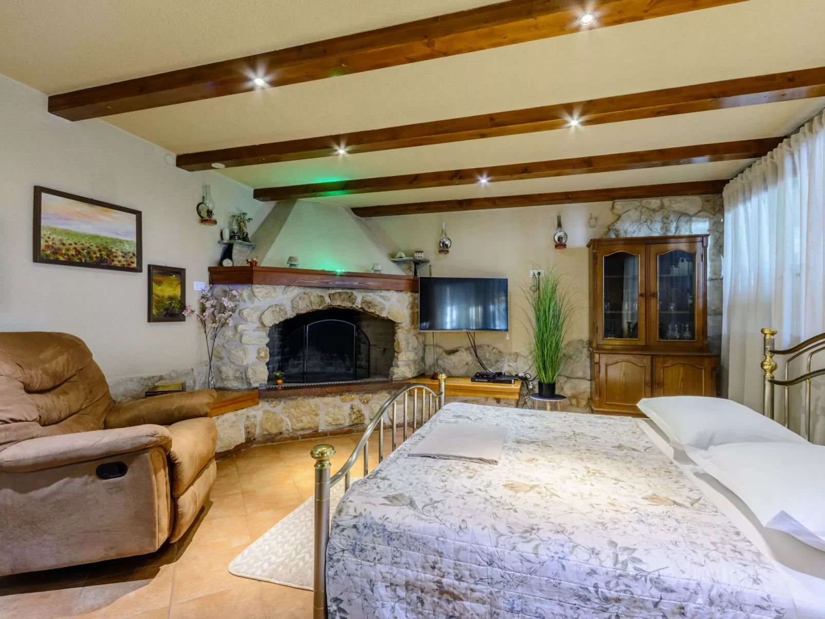 Villa mit vier Schlafzimmern und beheiztem Pool-Image-tags.info