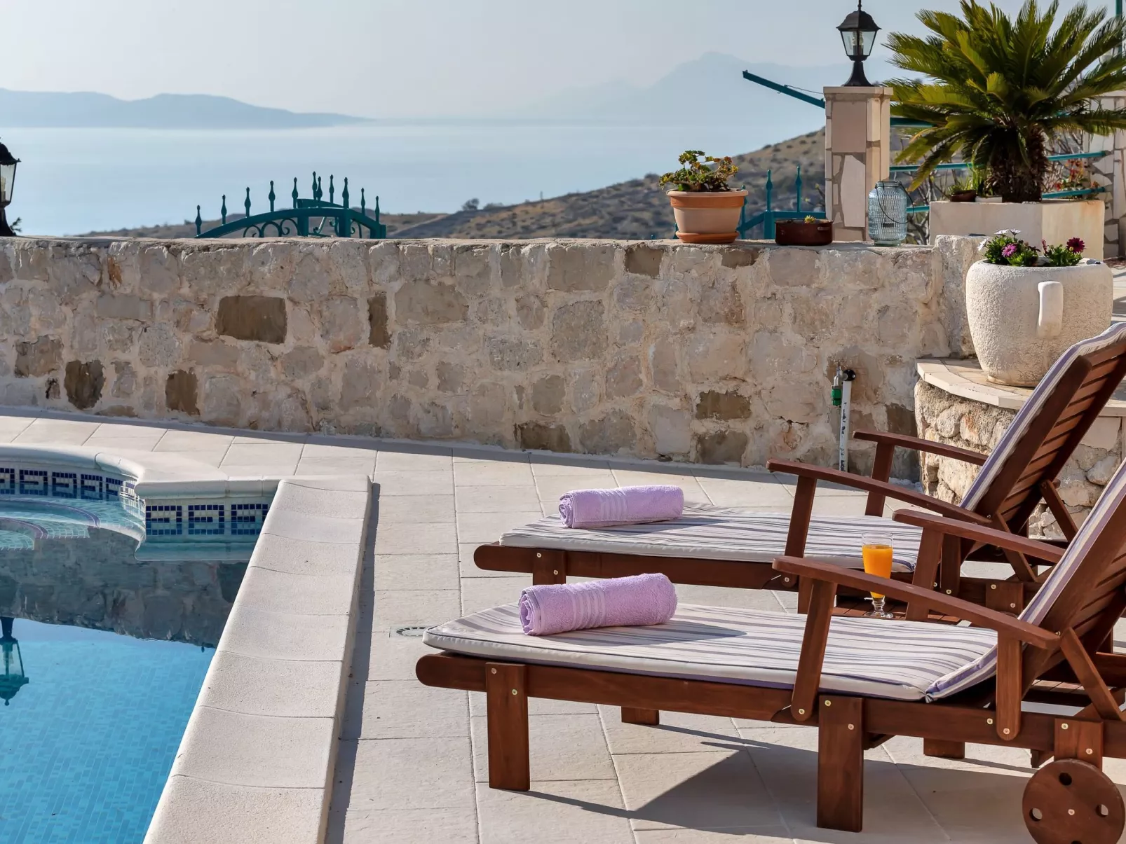 "Podgora" mit Blick auf das Wasser-Image-tags.info