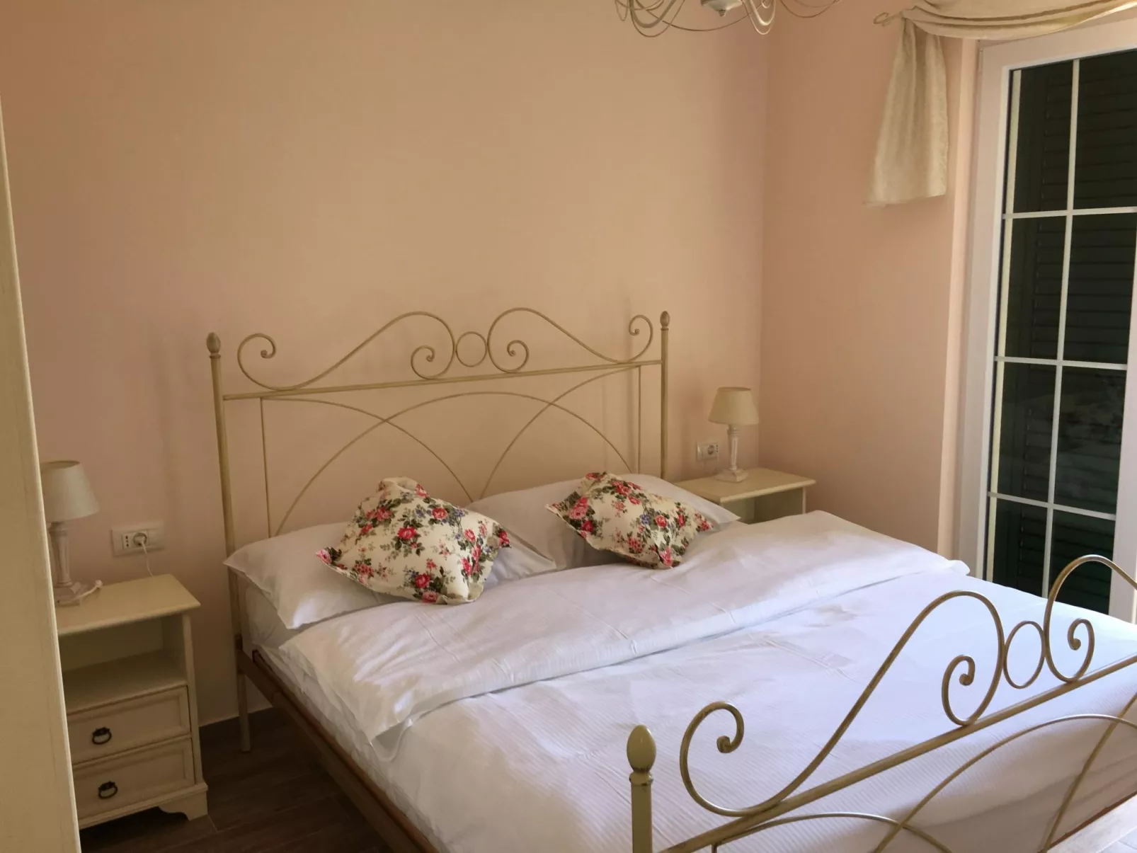 Appartement in Stoja mit Möbliertem Balkon-Binnen