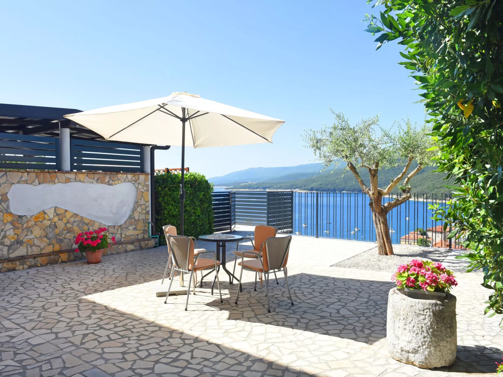 'Persic' mit privatem Pool-Image-tags.info