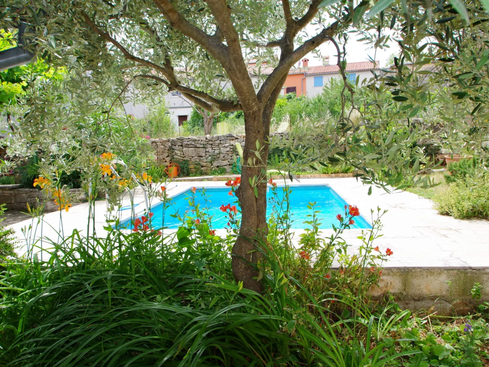 Mit privatem Schwimmbad-Buiten