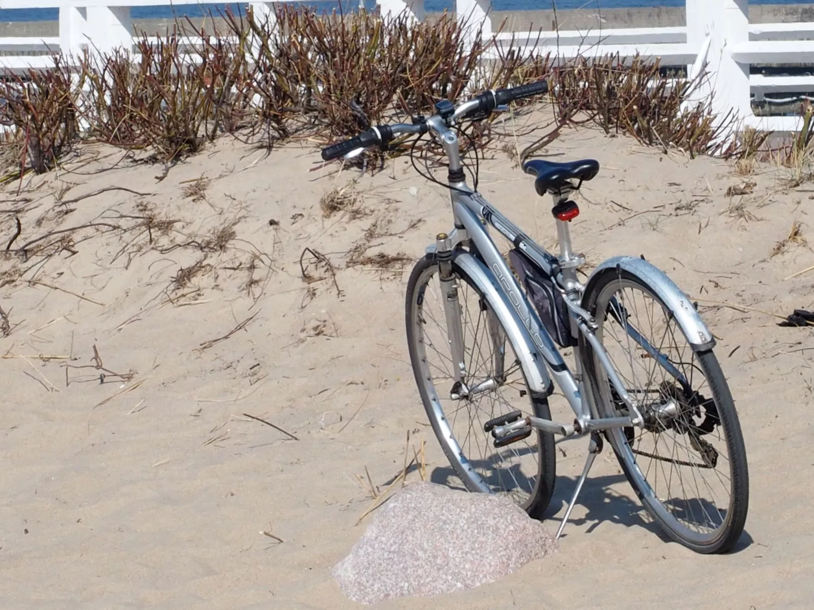 Moderne Ferienwohnung mit Balkon, nur 500 Meter von Meer und Strand entfernt-Buiten