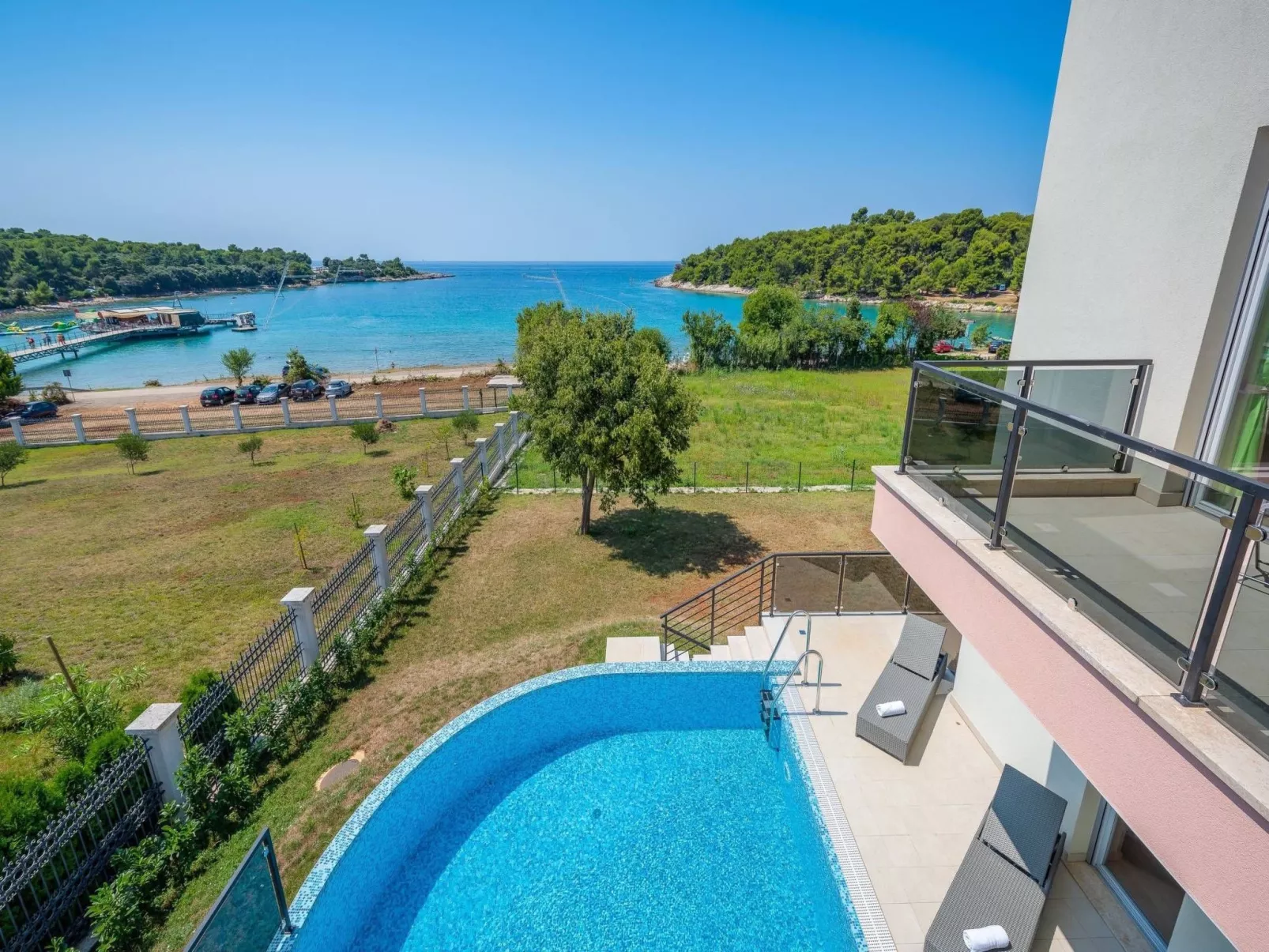 Cedar in Stoja mit großzügigem Garten-Buiten