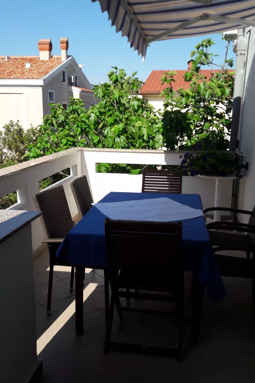 Wohnung Nr. 1 mit 2 Schlafzimmern und 2 Balkonen im 1. Obergeschoss-Buiten