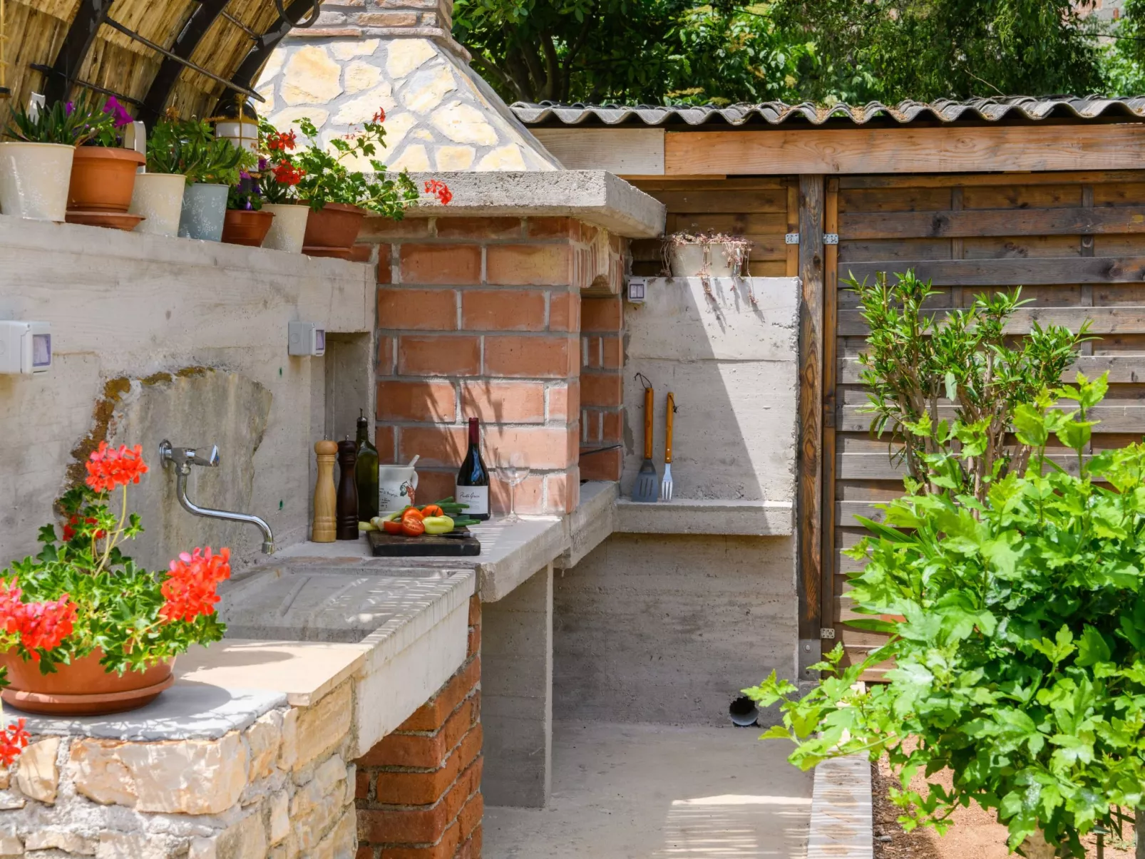 Mit Garten, Terrasse und Grill-Buiten