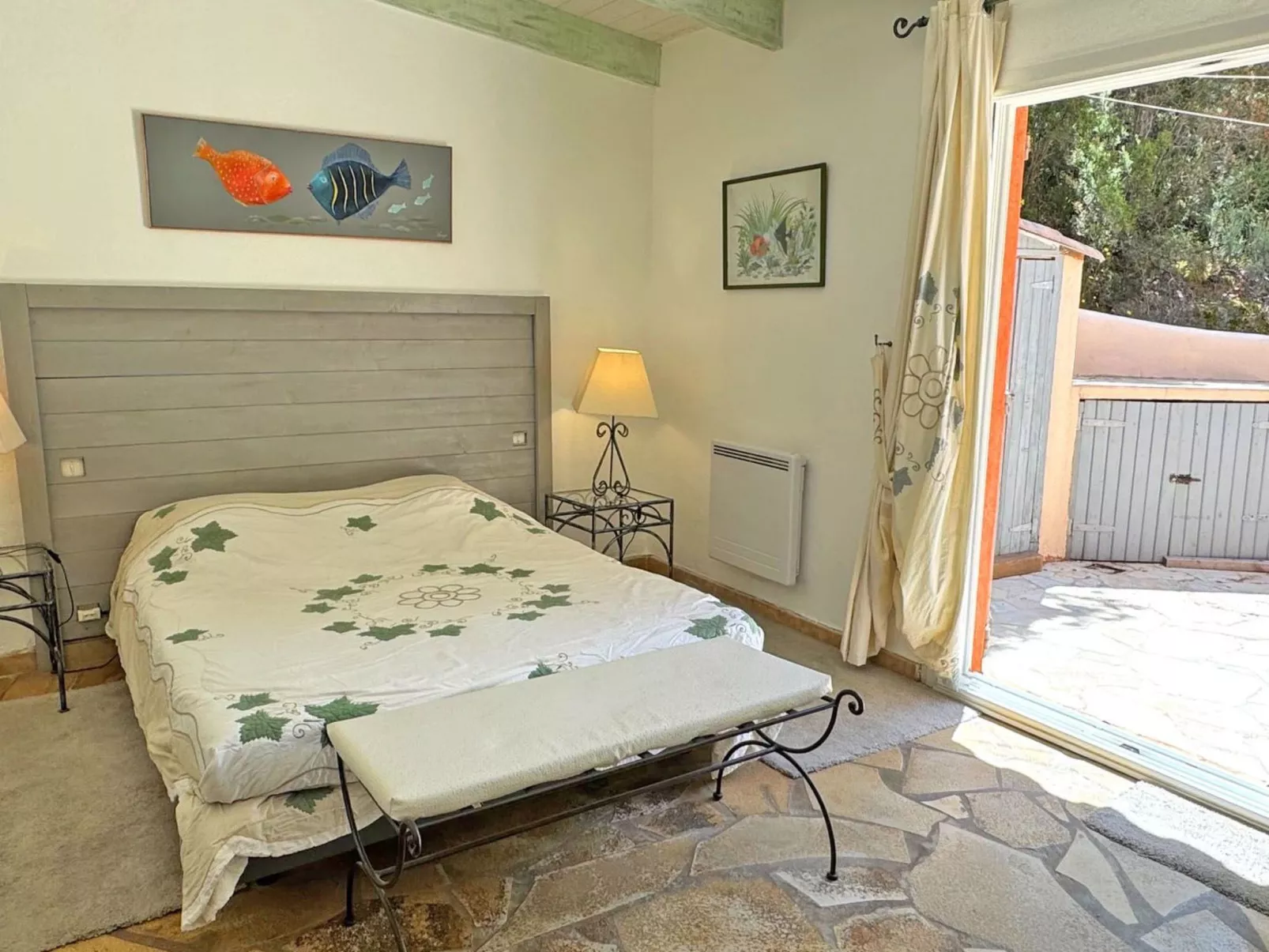 Schöne Villa mit innovativer Architektur in einem grünen Nest im Herzen des Mas-Binnen