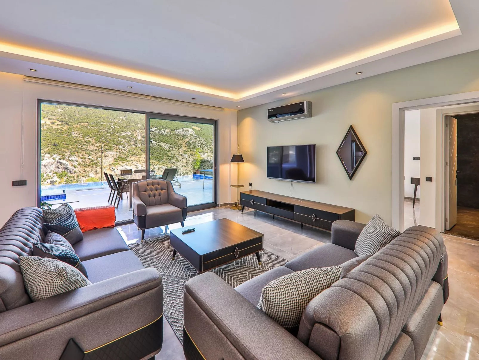 Mediterranean 2-Binnen