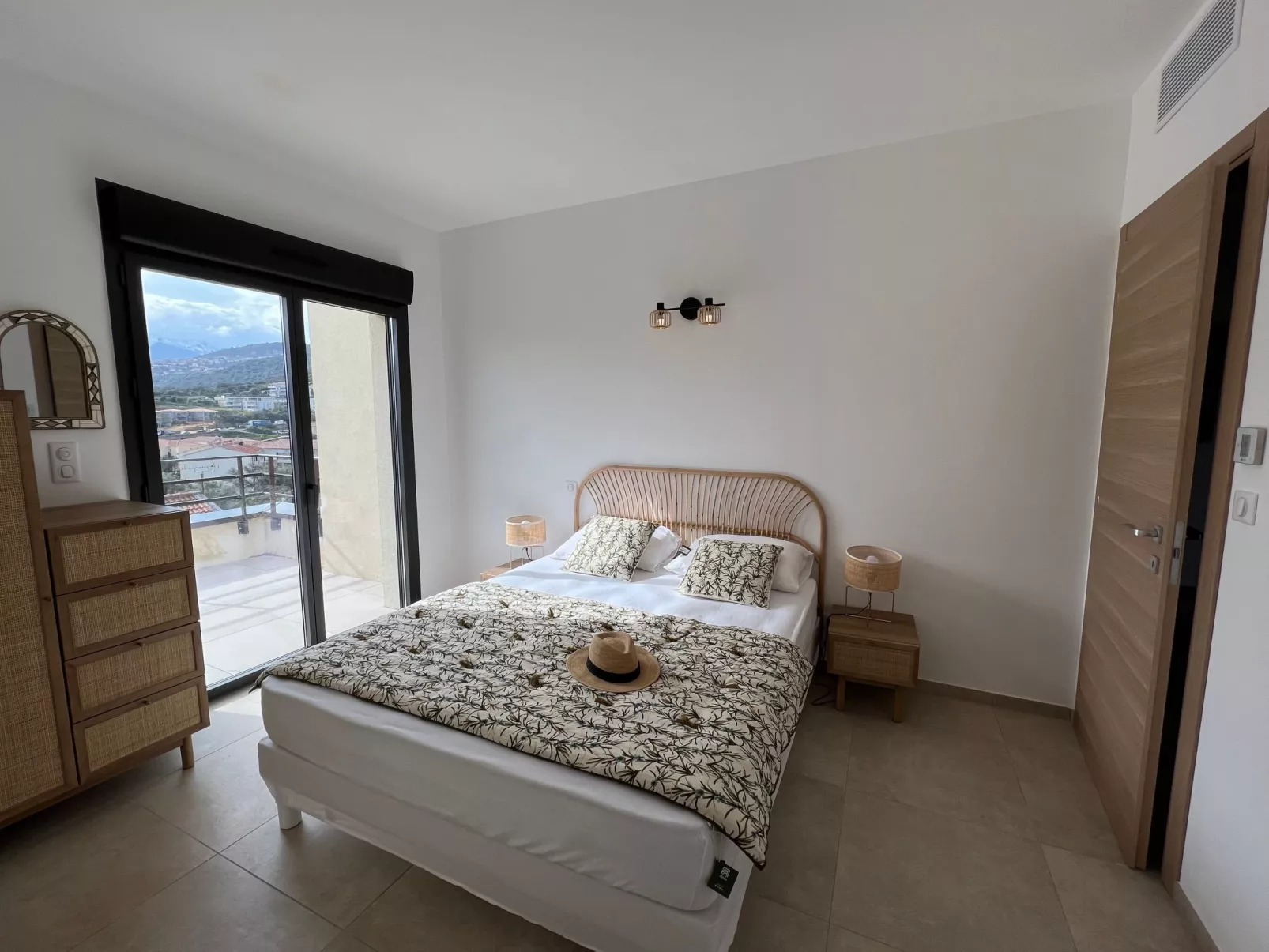 ISULA-RED_BEAUTIFUL_VIEW.-Binnen