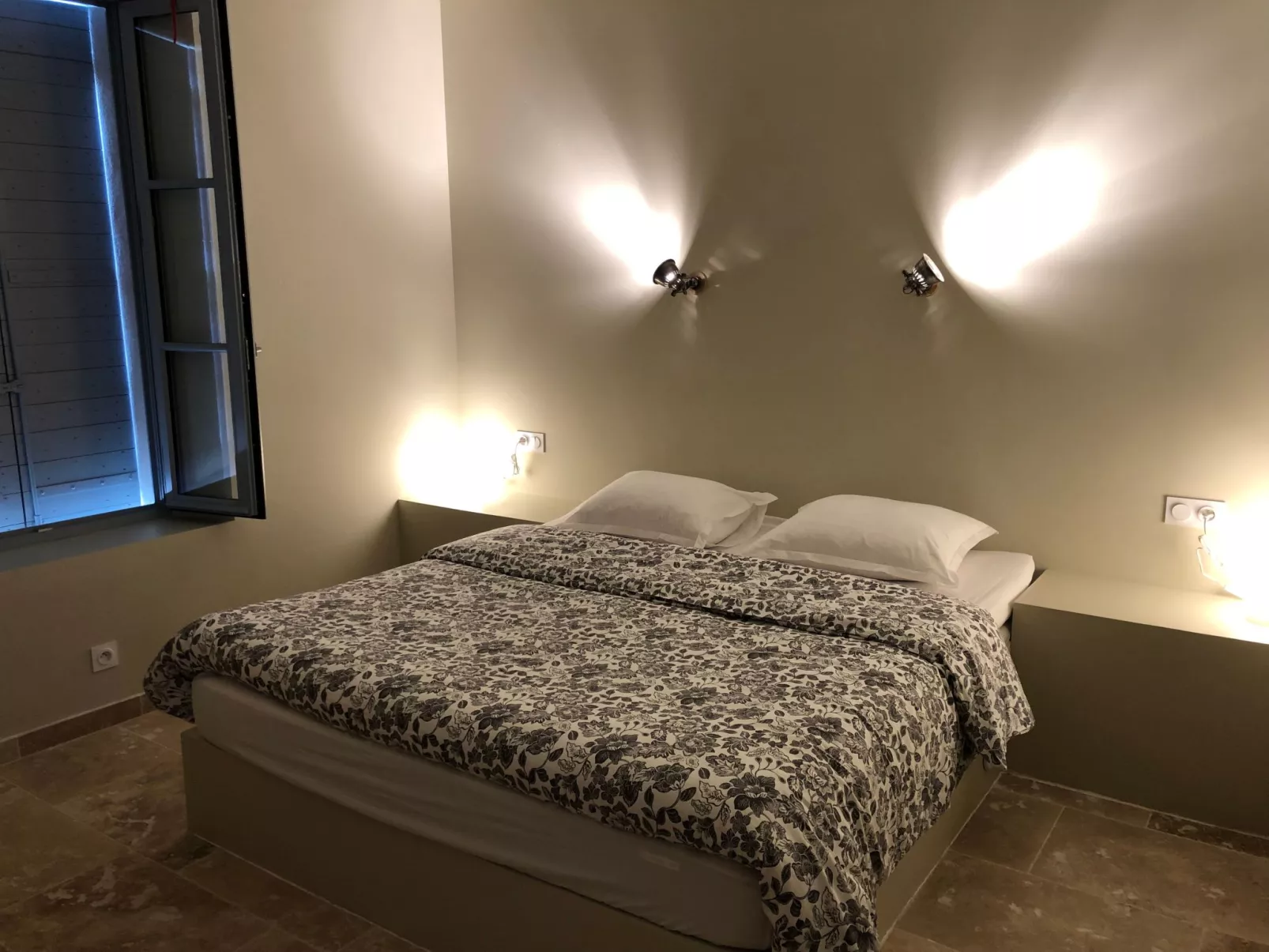 Maison Carrée-Binnen