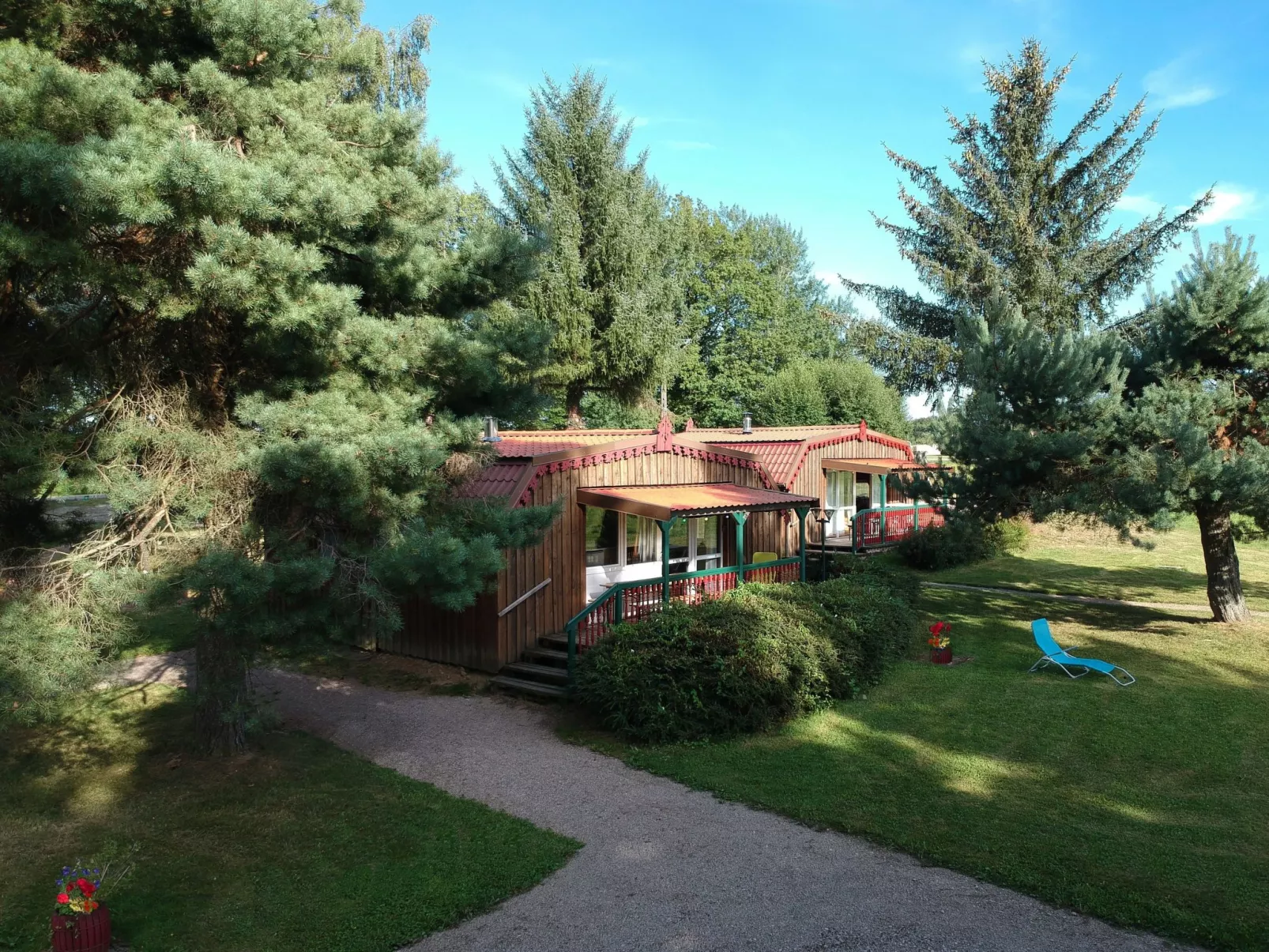 Charmantes Ferienhaus mit gemeinsamem Grill-Buiten