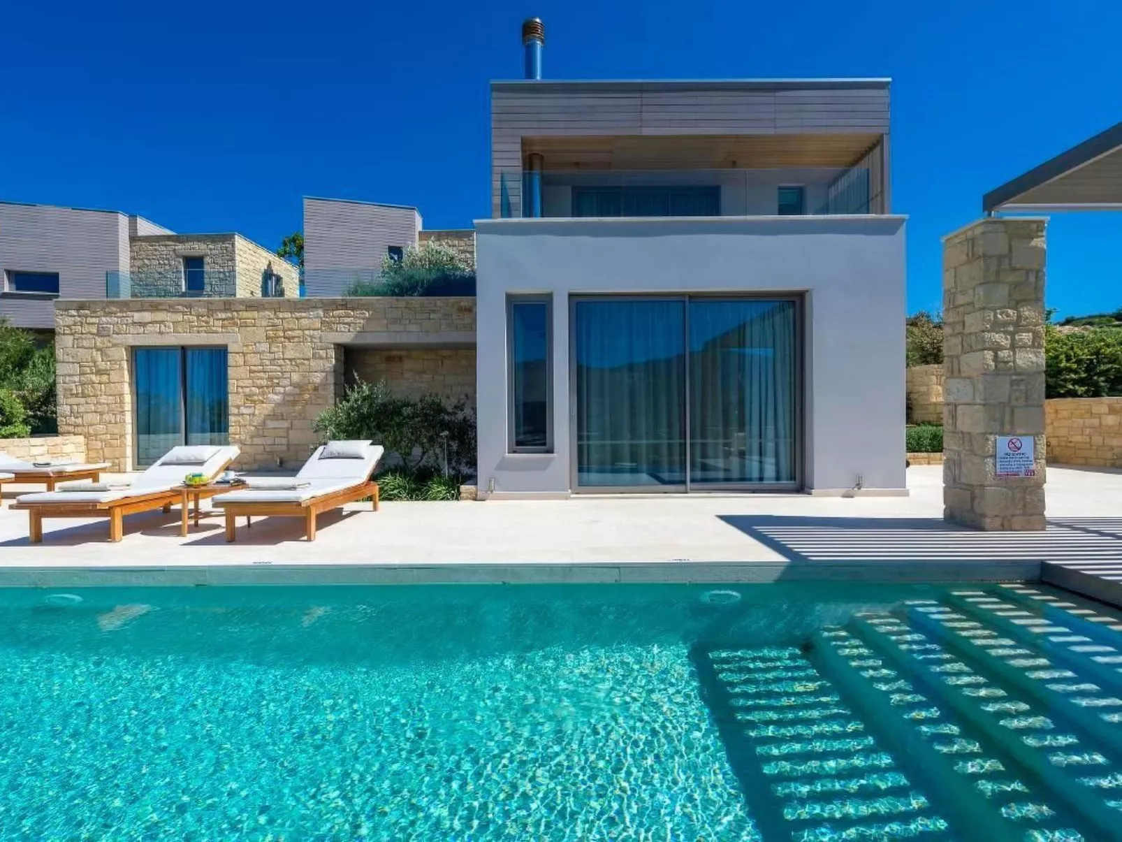 "Villa Charisma" mit eigenem Pool-Buiten