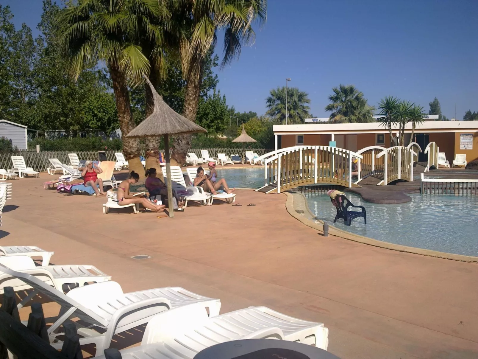 Mobilheim mit Terrasse-Buiten