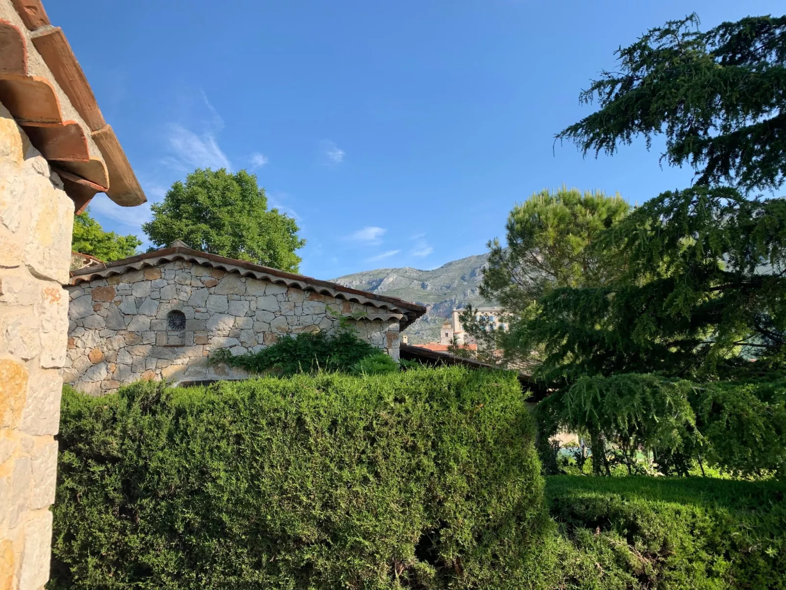 Steinhaus Garten und Blick auf die Berge-Buiten