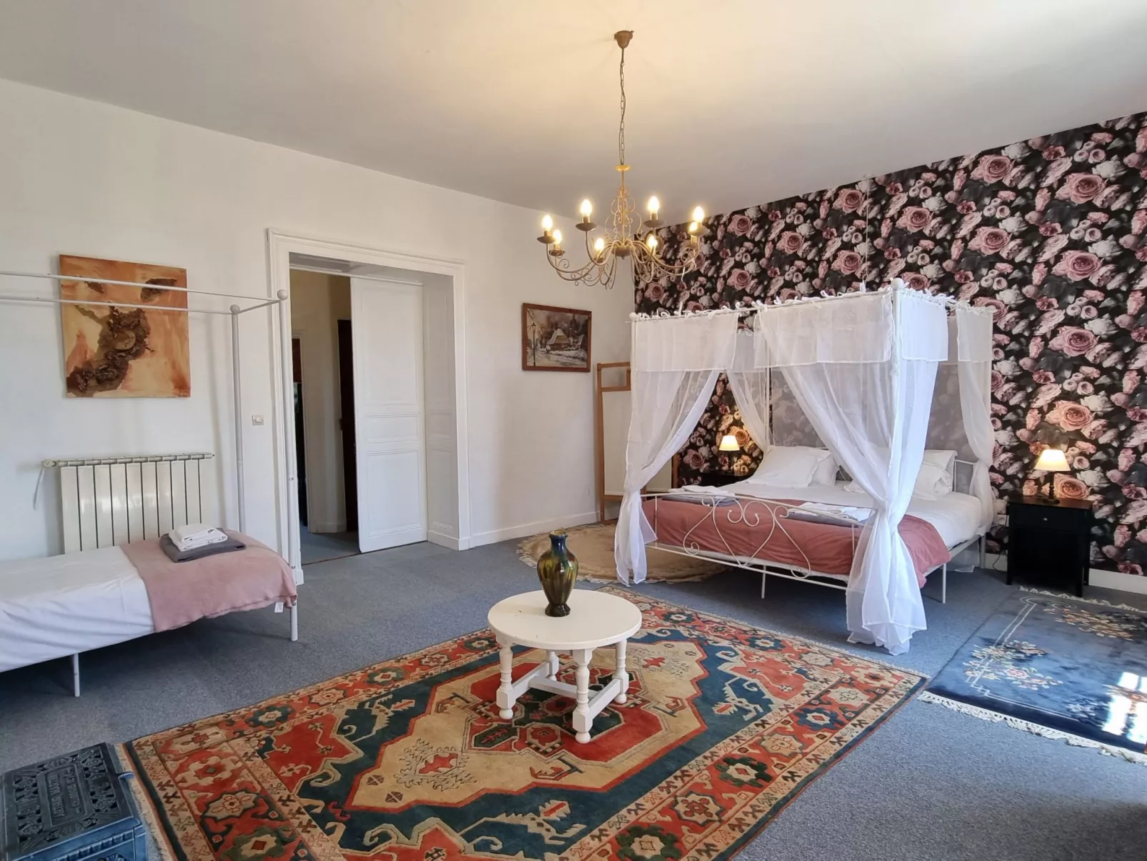 8-Zimmer-Schloss mit Pool und eigenem Park-Binnen