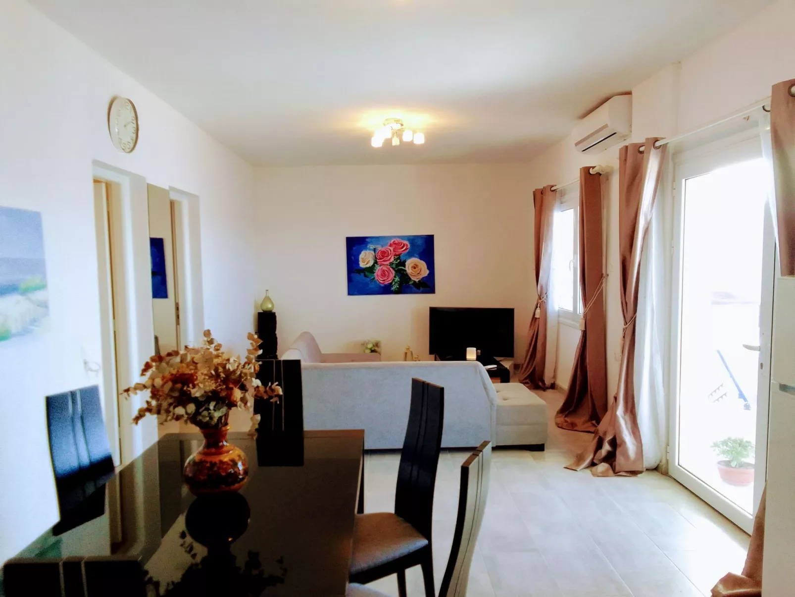 Charmantes Ferienhaus in Ia mit Privater Terrasse-Binnen