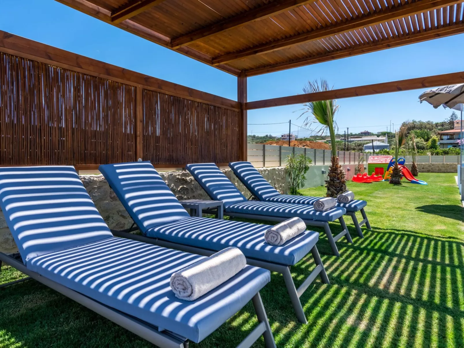 Villa am Strand mit Pool, Kinderbereich und BBQ-Binnen