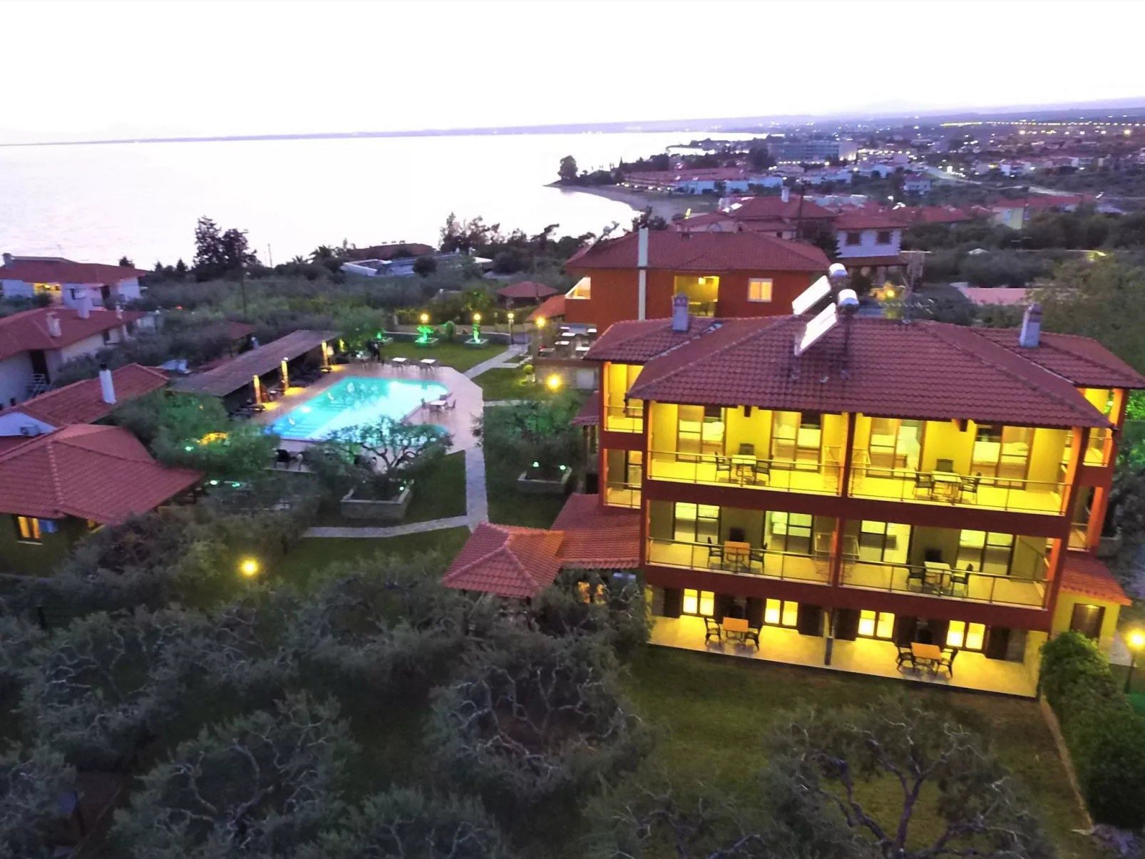 Modernes Studio für 3 Personen, Pool- und Gartenblick-Image-tags.info