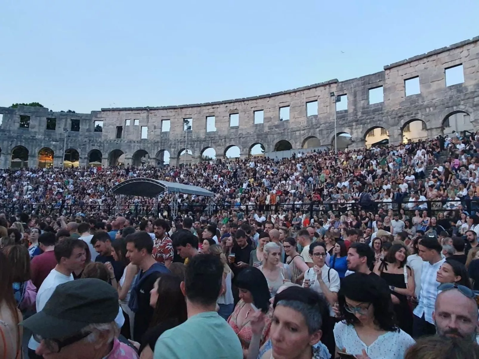 Höhlenmensch 2-Buiten