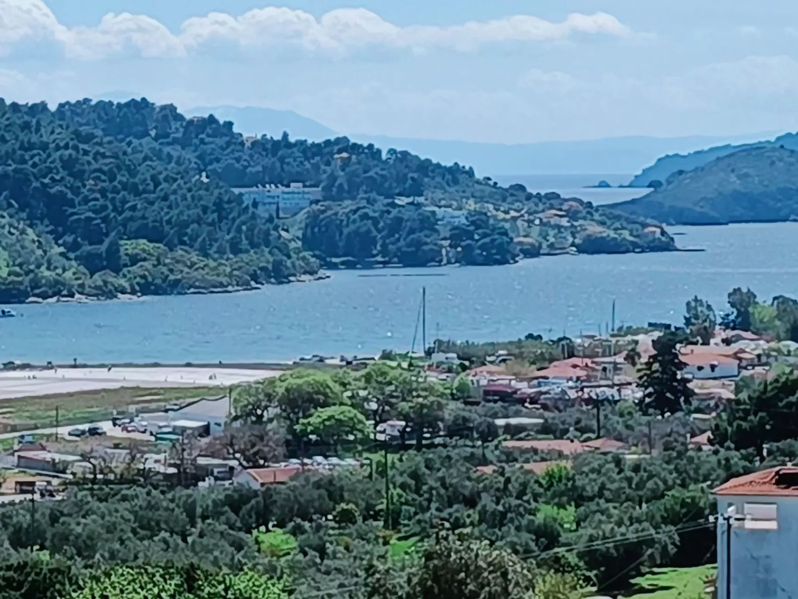 Berge und die ikonische Landebahn des Flughafens Skiathos-Buiten