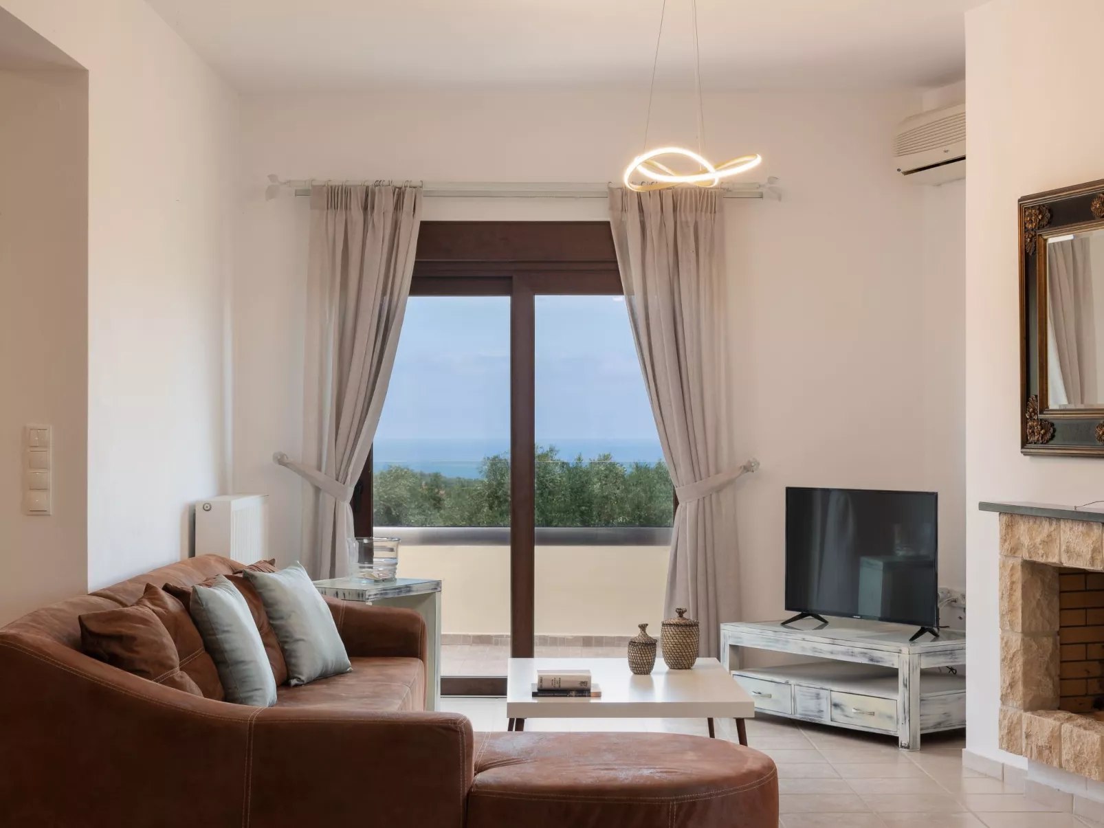 Ferienvilla "Rousa" mit Bergblick-Binnen