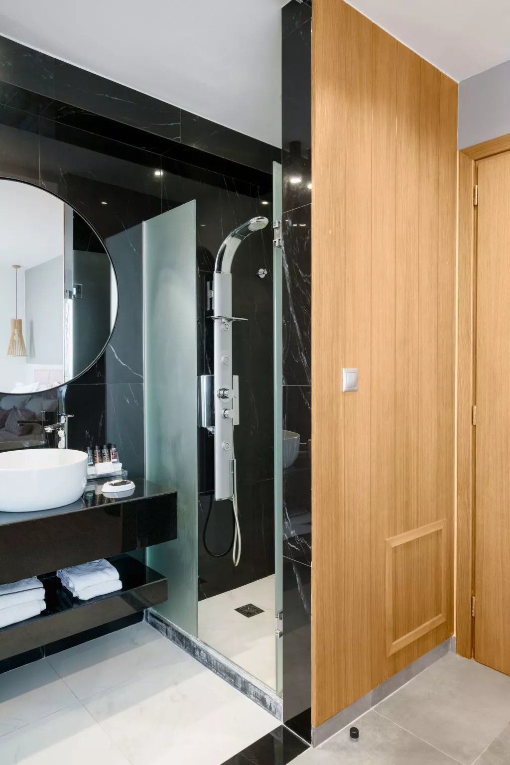 Lux-Villa mit Innen- und Außenpool, BBQ und Fitnessraum-Binnen