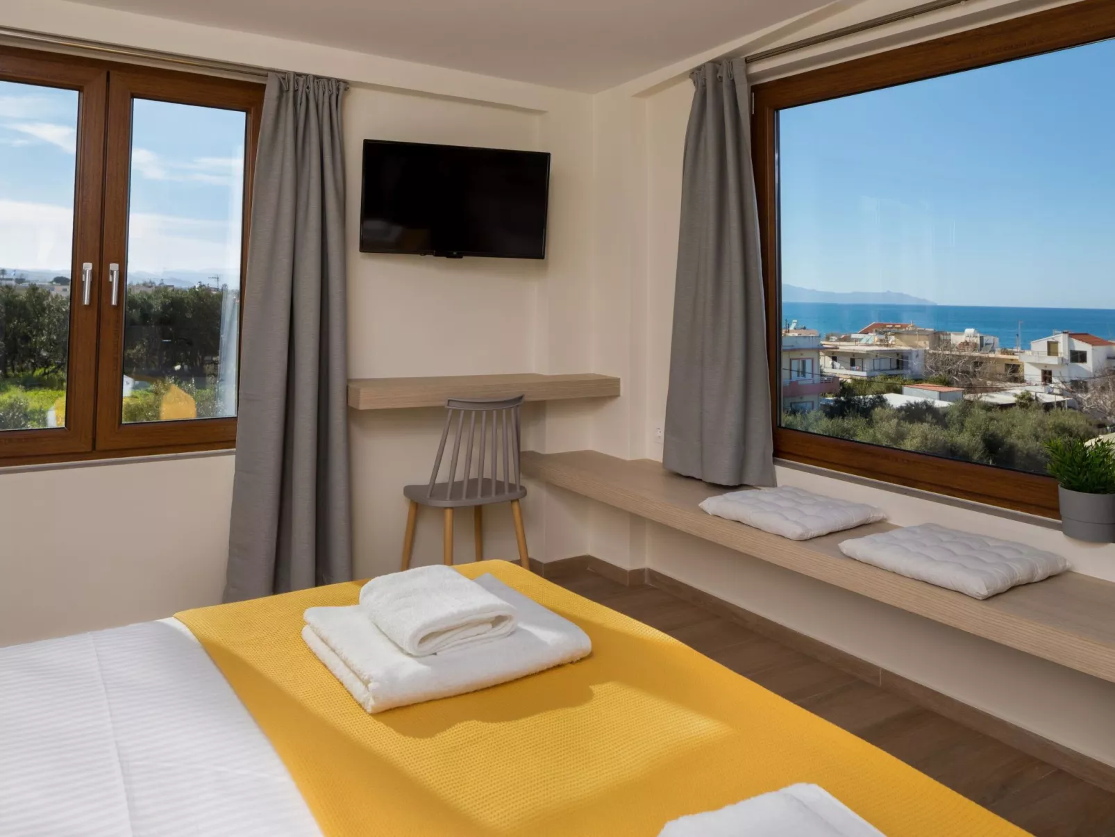 Haus in Agia Marina mit Außenpool-Binnen