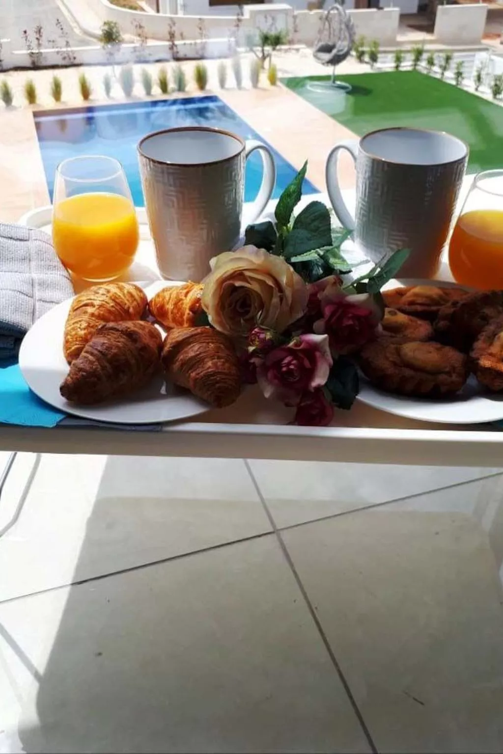 Luxuriöse Villa mit 4 Schlafzimmern, Pool und Whirlpool-Buiten