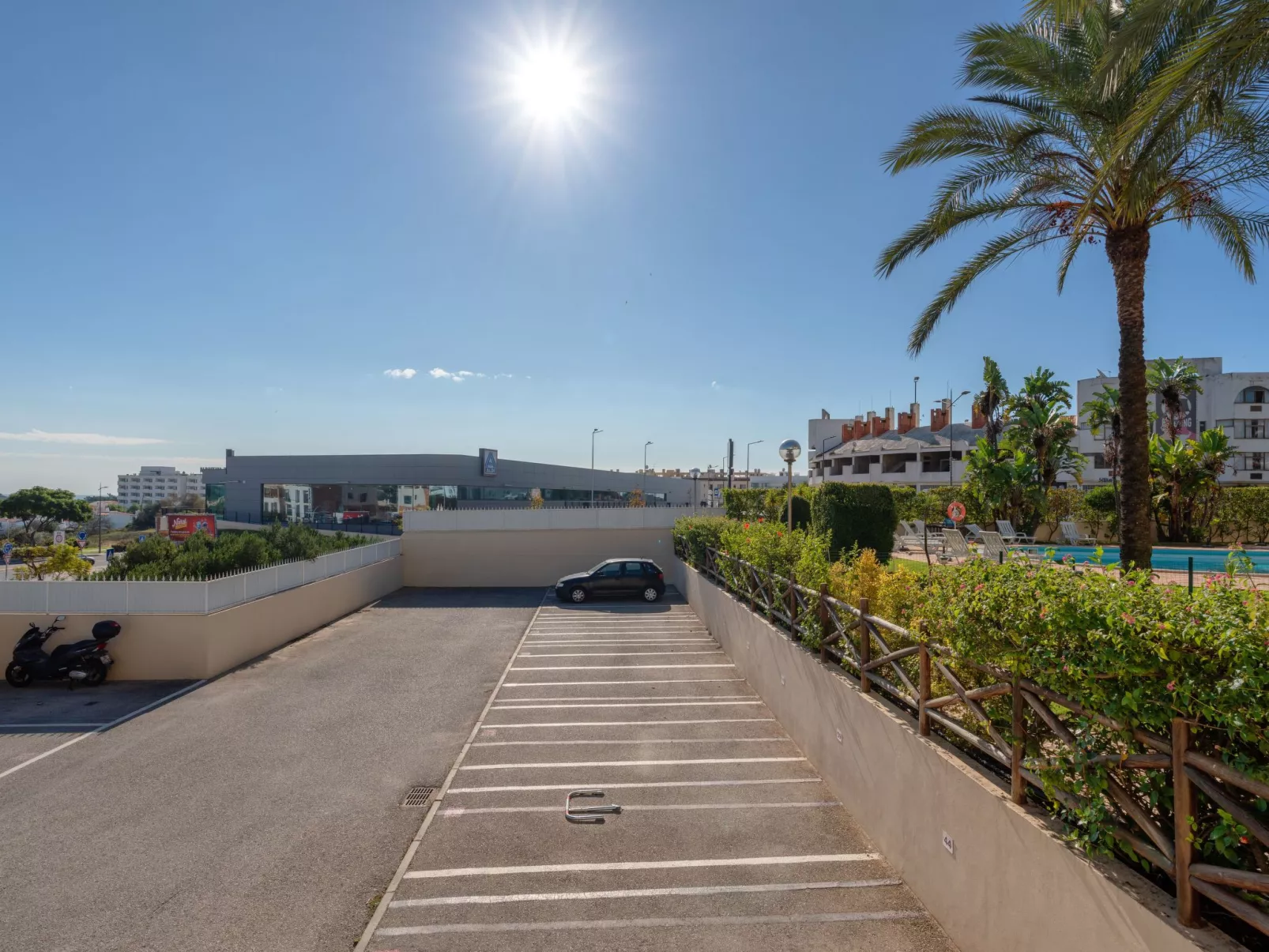 Wohnung mit Terrasse und 2 Schwimmbecken-Buiten